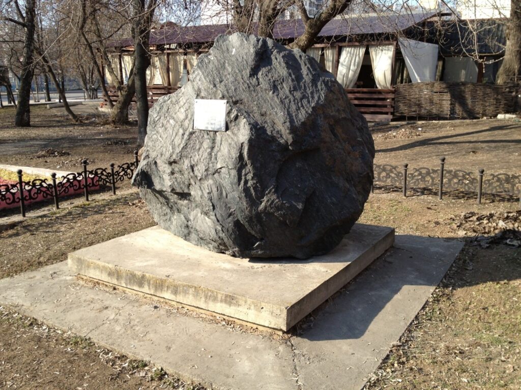 Мемориальный камень, установленный в 1998 г.
поблизости от места катастрофы, на пересечении Хорошёвского шоссе с Хорошёвским тупиком